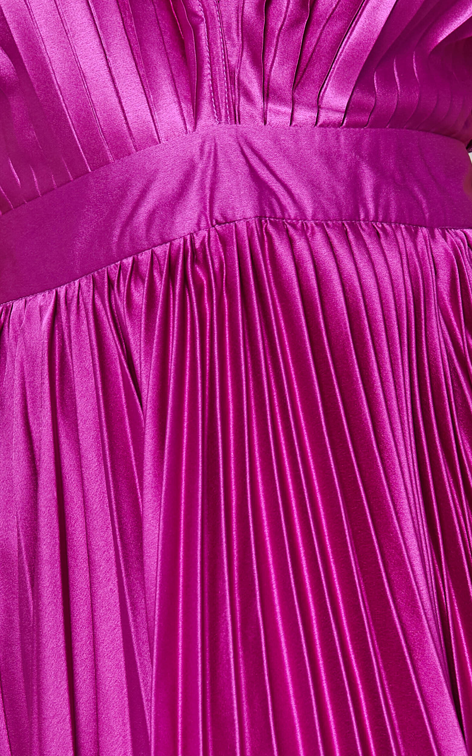 Della Midi Dress - Plunge Neck Short Sleeve Pleated Dress in Grape