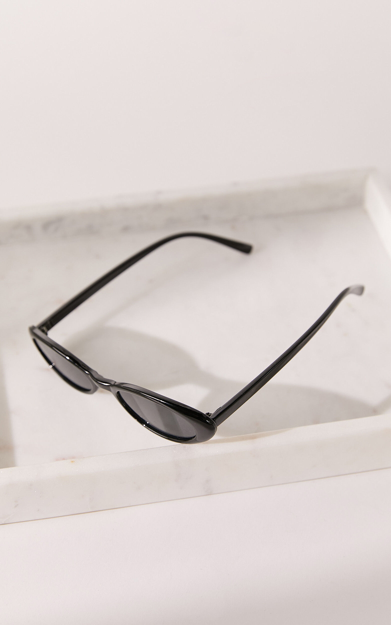 Ezra Thin Oval Sunglasses in Black