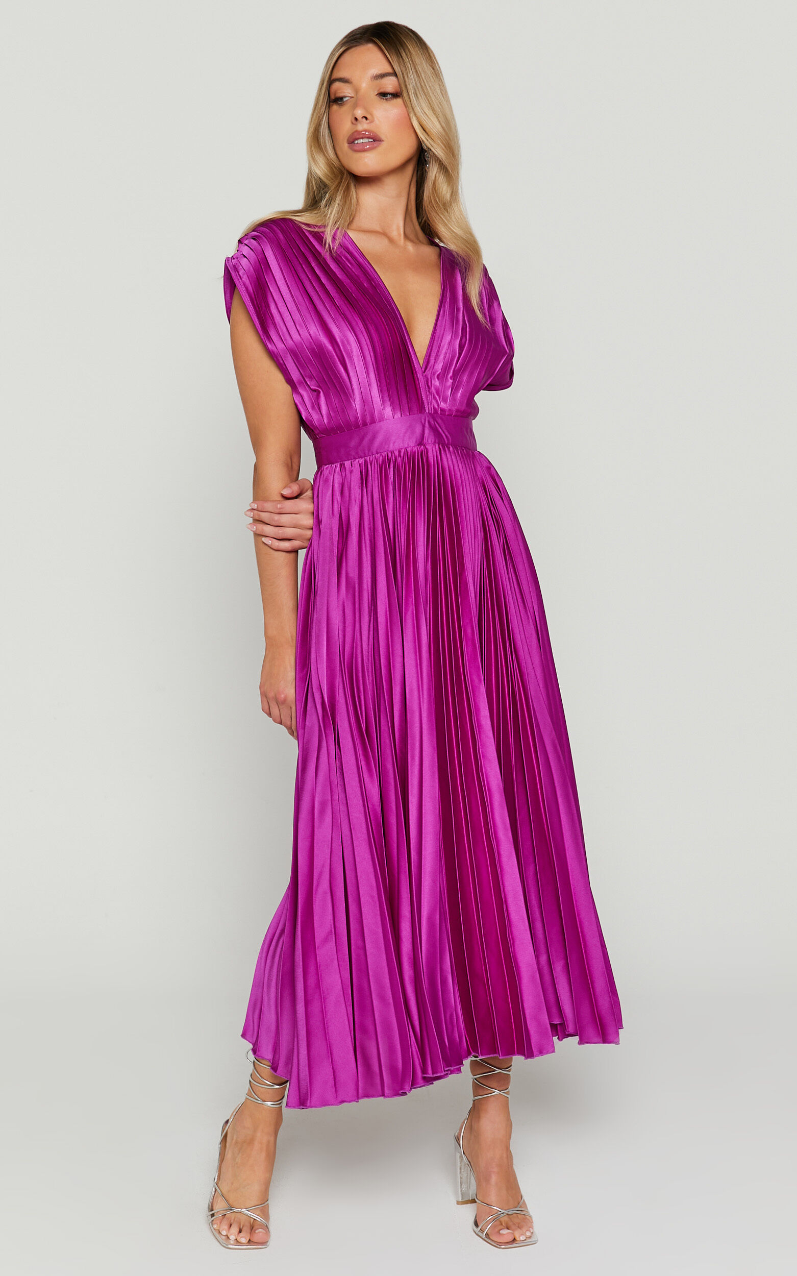 Della Midi Dress - Plunge Neck Short Sleeve Pleated Dress in Grape