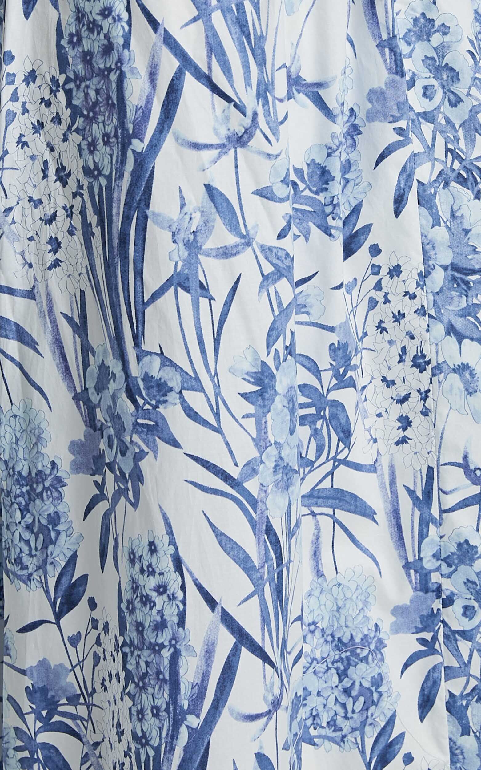 Maenerva Midi Dress - Sleeveless Straight Neck Cut Out Dress in Blue Floral