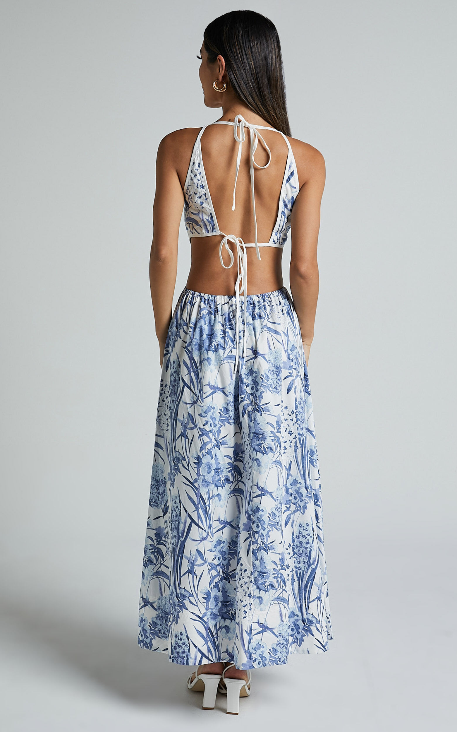 Maenerva Midi Dress - Sleeveless Straight Neck Cut Out Dress in Blue Floral